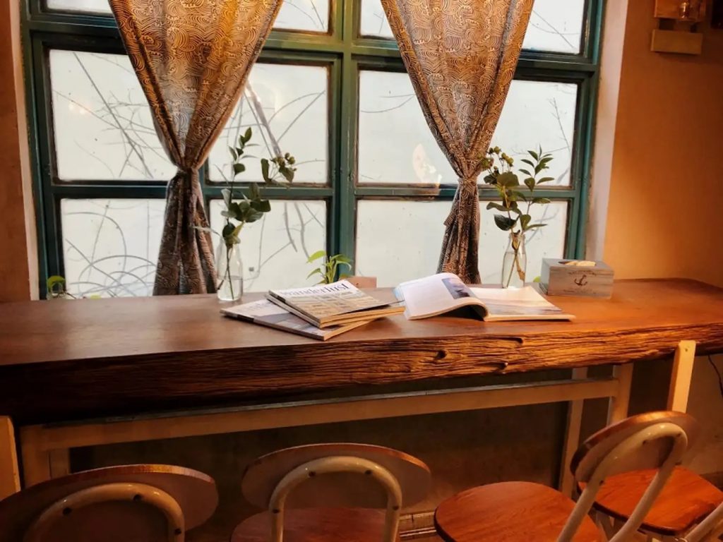 Quán cafe được phủ lên một tông màu nâu ấm cúng